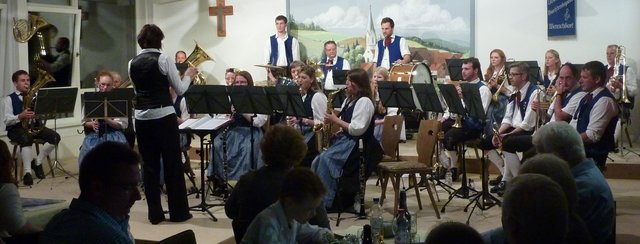Odenwälder Trachtenkapelle Wenschdorf-Monbrunn unter der Leitung von Susanne Hock beim Musikalischen Maienabend 2016