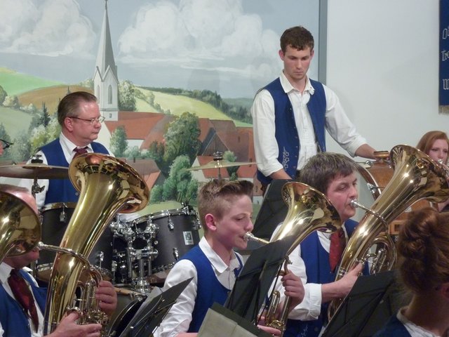 Odenwälder Trachtenkapelle Wenschdorf-Monbrunn unter der Leitung von Susanne Hock beim Musikalischen Maienabend 2016