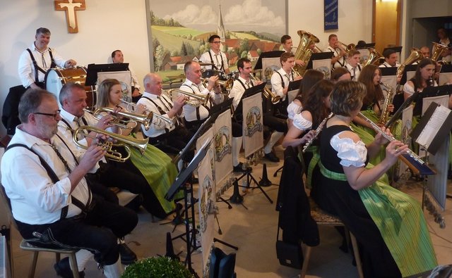 Musikkapelle Watterbach-Breitenbuch unter der Leitung von Christian Trunk beim Musikalischen Maienabend 2016 in Wenschdorf