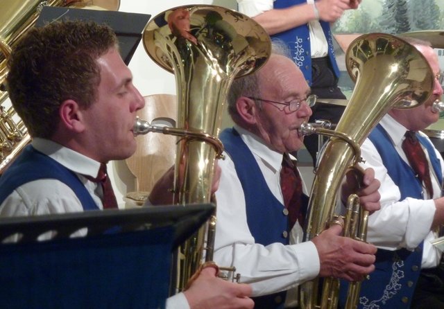 Odenwälder Trachtenkapelle Wenschdorf-Monbrunn unter der Leitung von Susanne Hock beim Musikalischen Maienabend 2016