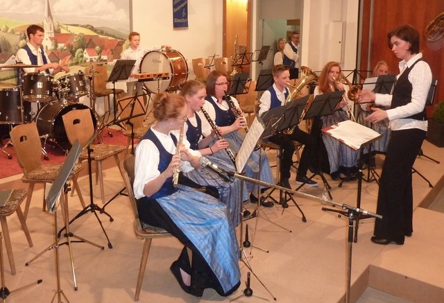 Jugendkapelle Wenschdorf-Monbrunn unter der Leitung von Susanne Hock beim Musikalischen Maienabend 2016