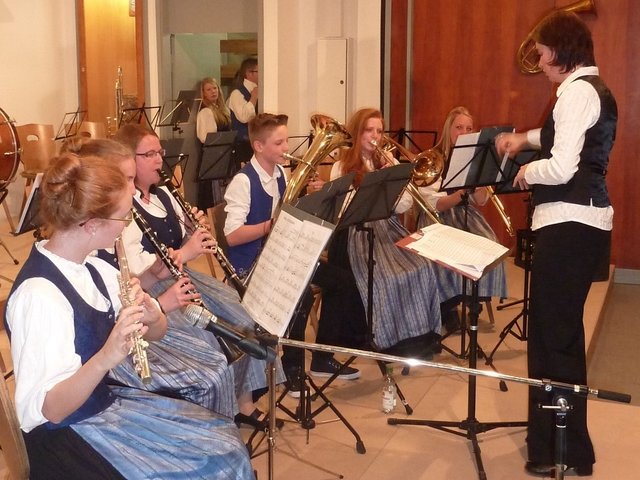 Jugendkapelle Wenschdorf-Monbrunn unter der Leitung von Susanne Hock beim Musikalischen Maienabend 2016