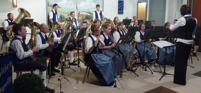 Odenwälder Trachtenkapelle Wenschdorf-Monbrunn unter der Leitung von Susanne Hock beim Musikalischen Maienabend 2016