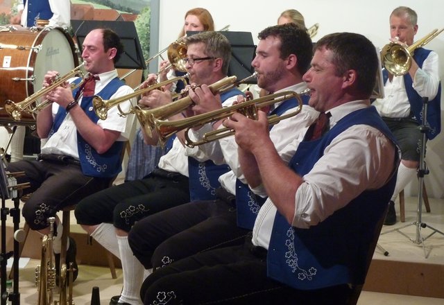 Odenwälder Trachtenkapelle Wenschdorf-Monbrunn unter der Leitung von Susanne Hock beim Musikalischen Maienabend 2016