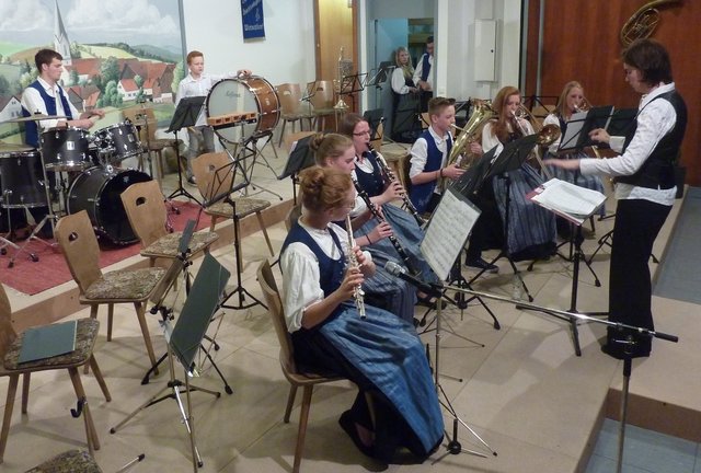 Jugendkapelle Wenschdorf-Monbrunn unter der Leitung von Susanne Hock beim Musikalischen Maienabend 2016