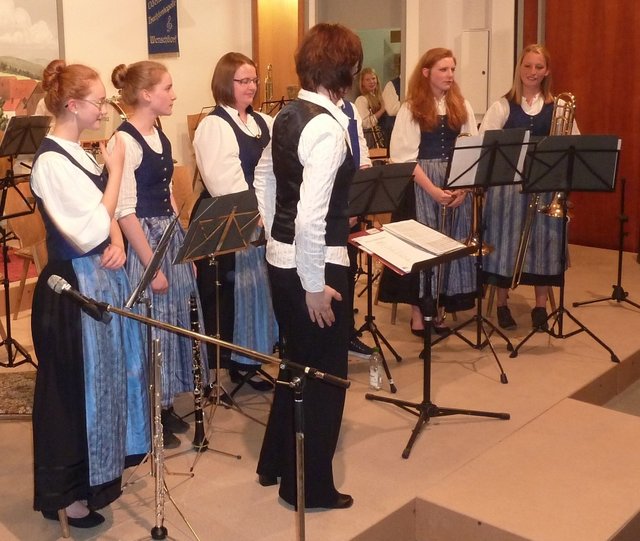 Jugendkapelle Wenschdorf-Monbrunn unter der Leitung von Susanne Hock beim Musikalischen Maienabend 2016