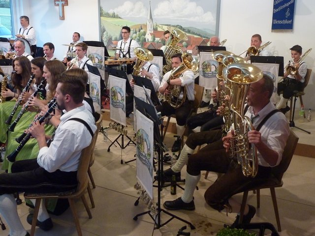 Musikkapelle Watterbach-Breitenbuch unter der Leitung von Christian Trunk beim Musikalischen Maienabend 2016 in Wenschdorf
