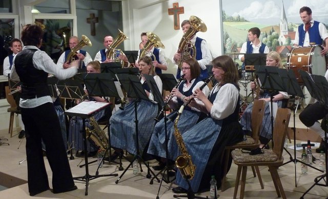 Odenwälder Trachtenkapelle Wenschdorf-Monbrunn unter der Leitung von Susanne Hock beim Musikalischen Maienabend 2016