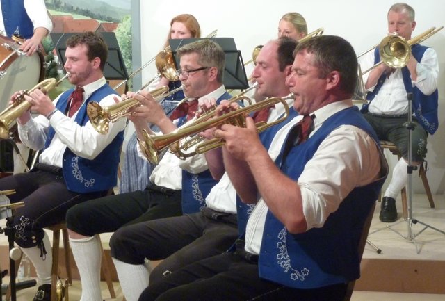 Odenwälder Trachtenkapelle Wenschdorf-Monbrunn unter der Leitung von Susanne Hock beim Musikalischen Maienabend 2016