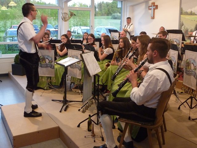 Musikkapelle Watterbach-Breitenbuch unter der Leitung von Christian Trunk beim Musikalischen Maienabend 2016 in Wenschdorf