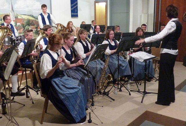 Odenwälder Trachtenkapelle Wenschdorf-Monbrunn unter der Leitung von Susanne Hock beim Musikalischen Maienabend 2016