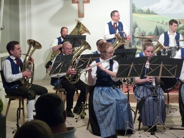 Odenwälder Trachtenkapelle Wenschdorf-Monbrunn unter der Leitung von Susanne Hock beim Musikalischen Maienabend 2016