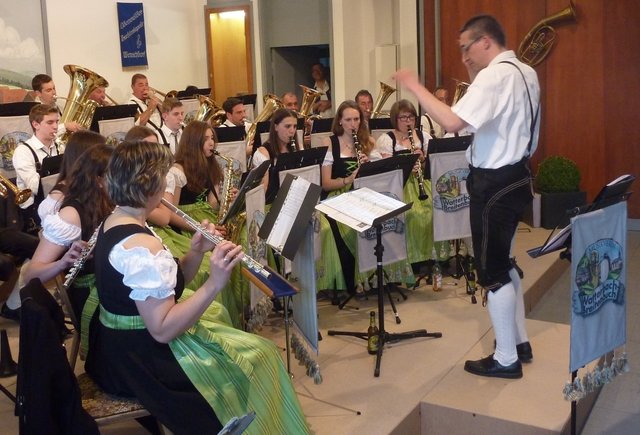 Musikkapelle Watterbach-Breitenbuch unter der Leitung von Christian Trunk beim Musikalischen Maienabend 2016 in Wenschdorf