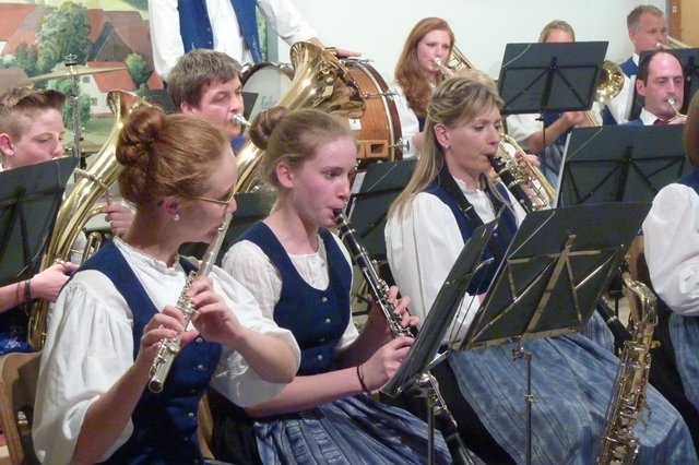 Odenwälder Trachtenkapelle Wenschdorf-Monbrunn unter der Leitung von Susanne Hock beim Musikalischen Maienabend 2016