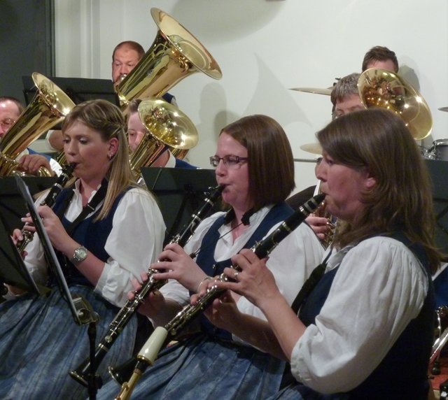 Odenwälder Trachtenkapelle Wenschdorf-Monbrunn unter der Leitung von Susanne Hock beim Musikalischen Maienabend 2016