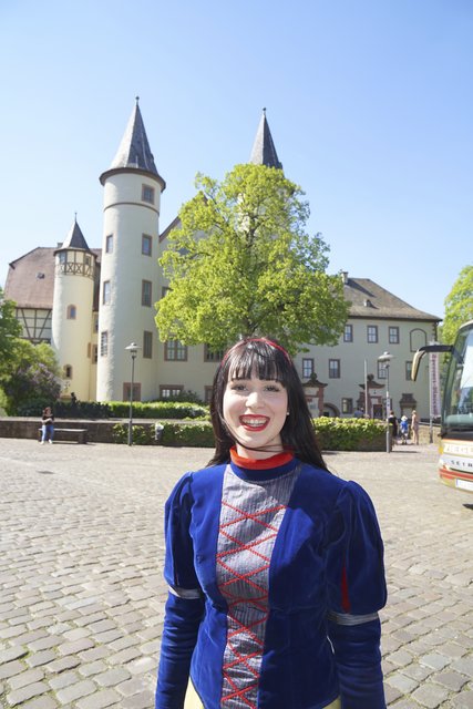 Giuliana Sammetinger, die junge Dame, von Beruf Bürokauffrau bei einem Lohrer Großunternehmen, Anfang 20, schlüpft gelegentlich im Auftrag der Stadt Lohr in die Rolle einer Fremdenführerin, vornehmlich als Schneewittchen.