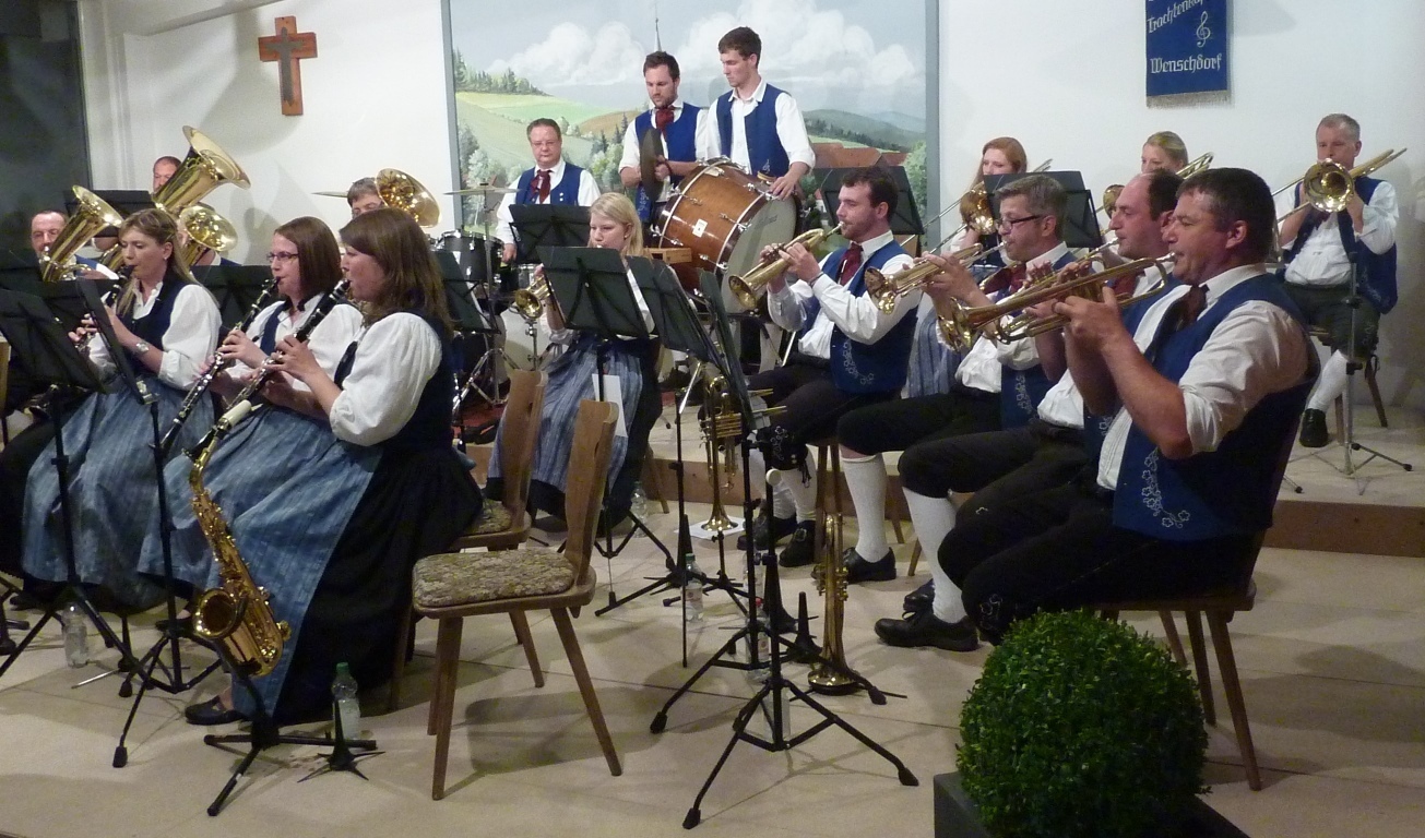 Odenwälder Trachtenkapelle Wenschdorf-Monbrunn unter der Leitung von Susanne Hock beim Musikalischen Maienabend 2016