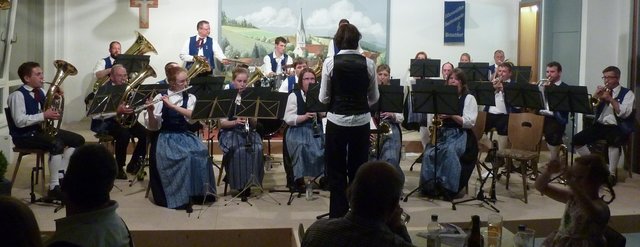 Odenwälder Trachtenkapelle Wenschdorf-Monbrunn unter der Leitung von Susanne Hock beim Musikalischen Maienabend 2016