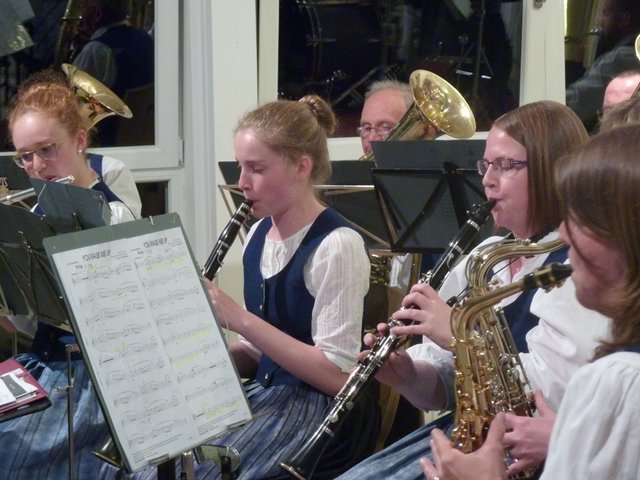 Odenwälder Trachtenkapelle Wenschdorf-Monbrunn unter der Leitung von Susanne Hock beim Musikalischen Maienabend 2016