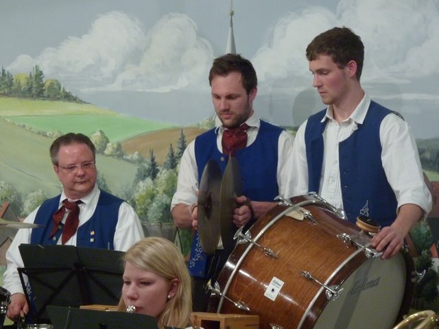 Odenwälder Trachtenkapelle Wenschdorf-Monbrunn unter der Leitung von Susanne Hock beim Musikalischen Maienabend 2016