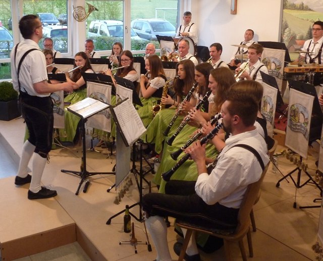 Musikkapelle Watterbach-Breitenbuch unter der Leitung von Christian Trunk beim Musikalischen Maienabend 2016 in Wenschdorf