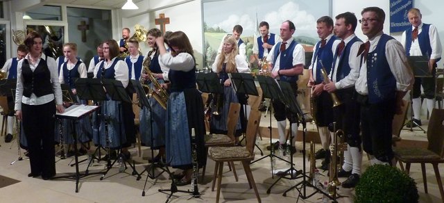 Odenwälder Trachtenkapelle Wenschdorf-Monbrunn unter der Leitung von Susanne Hock beim Musikalischen Maienabend 2016