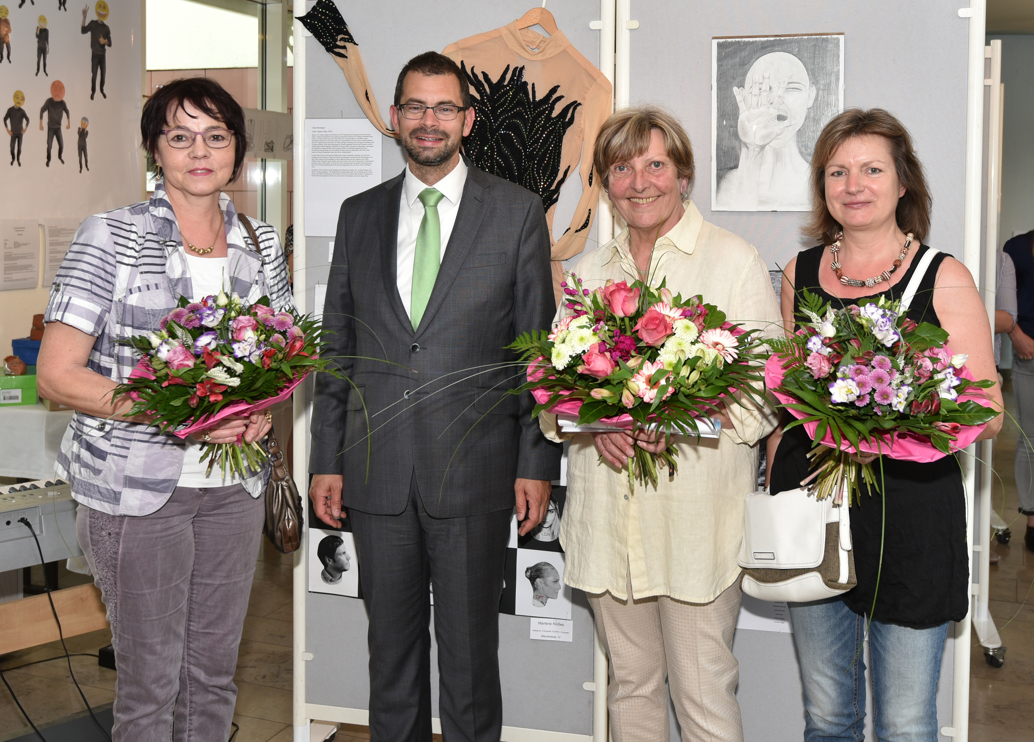 Landrat Jens Marco Scherf überreichte als Zeichen des Danks Blumensträuße an die Damen, die die Ausstellung im Foyer des Landratsamt mit viel Mühe aufgebaut haben (von links): Margarete Bernhard, Barbara Klietsch und Elke Fieger (es fehlt Thea Nodes).