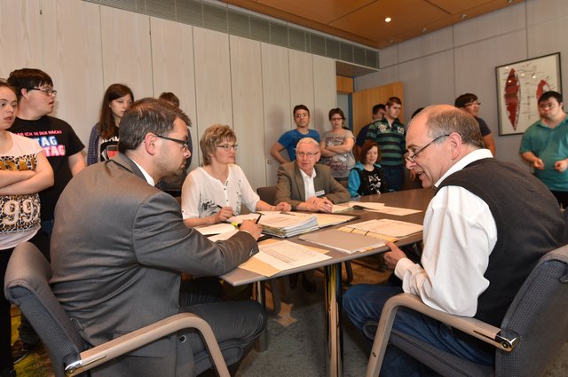 Bei ihrem Besuch im Landratsamt durften die Schülerinnen und Schüler der Richard-Galmbacher-Schule sogar kurz bei einer Besprechung von Landrat Jens Marco Scherf mit Mitarbeitern dabei sein.