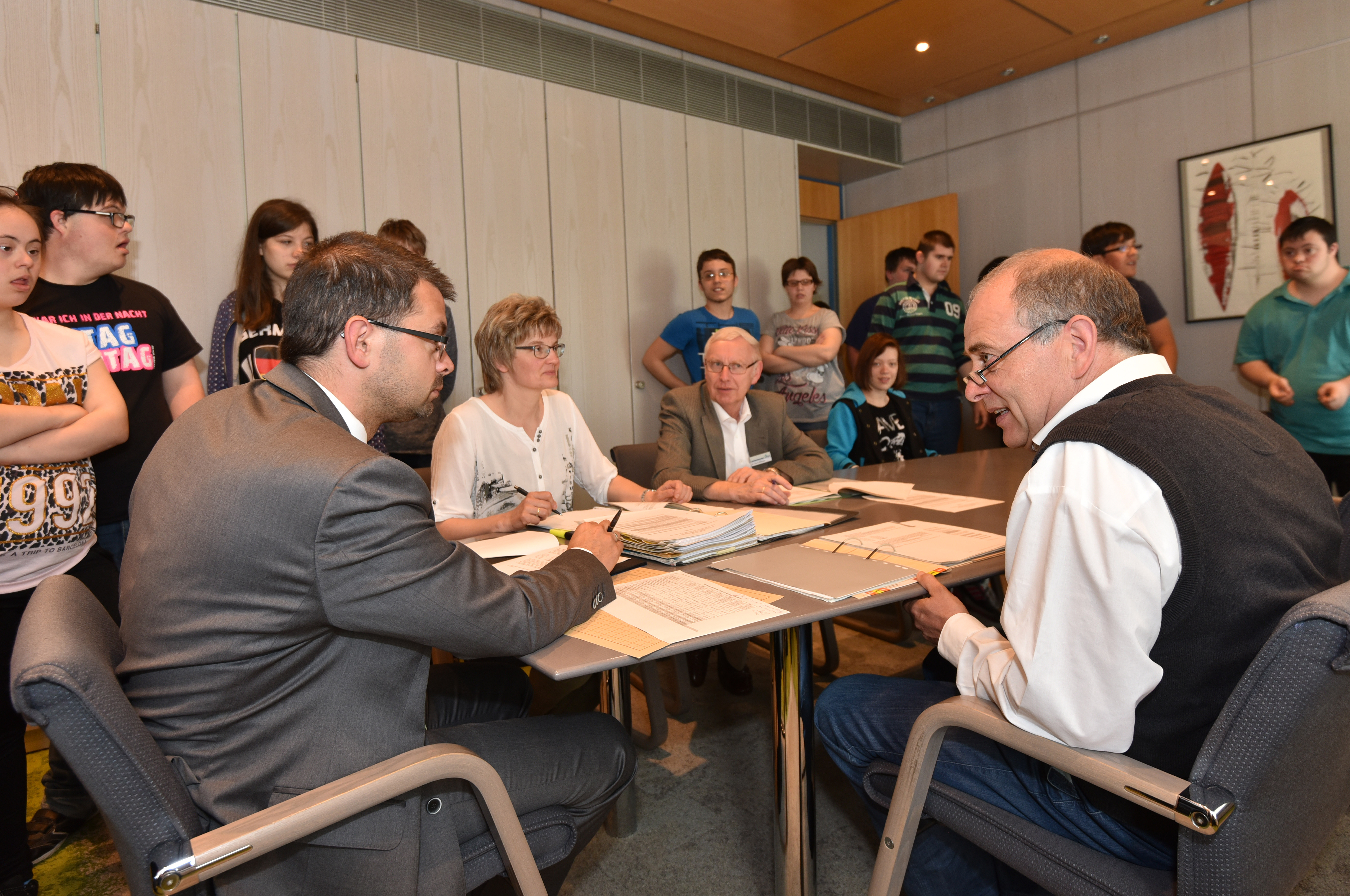 Bei ihrem Besuch im Landratsamt durften die Schülerinnen und Schüler der Richard-Galmbacher-Schule sogar kurz bei einer Besprechung von Landrat Jens Marco Scherf mit Mitarbeitern dabei sein.