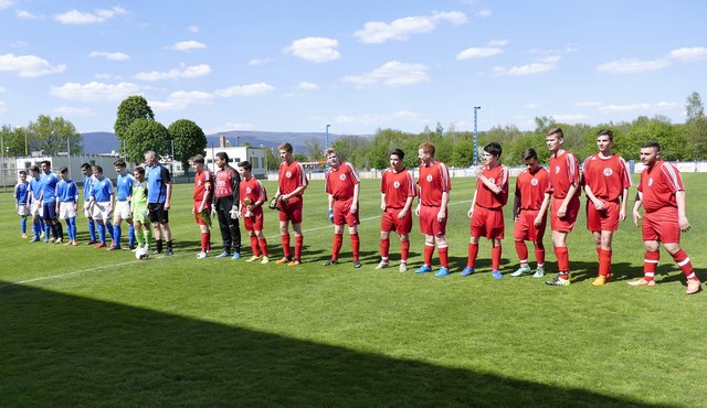 Die Mannschaften nehmen Aufstellung (blau-weiß: Duchcov, in rot: Breitendiel/Miltenberg