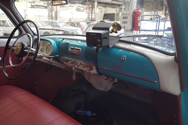 Die Sitzbank für Fahrer und Beifahrer ist durchgehend, wie in vielen Cockpits der 50er und frühen 60er Jahren der Fall. Besonders viel Platz gibt es vorne zwar nicht, dafür passt allerhand in den Laderaum.
