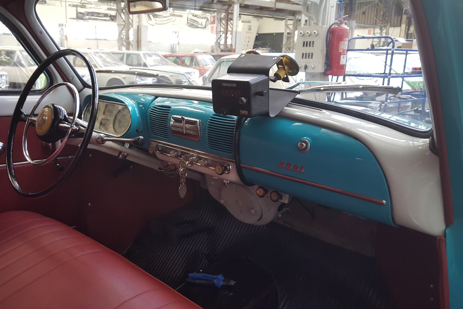 Die Sitzbank für Fahrer und Beifahrer ist durchgehend, wie in vielen Cockpits der 50er und frühen 60er Jahren der Fall. Besonders viel Platz gibt es vorne zwar nicht, dafür passt allerhand in den Laderaum.