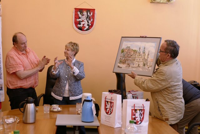 Übergabe eines Gastgeschenkes (Aquarell von Ossi Hülbig mit Darstellung der historischen Marktplätze in den Partnerstädten) an Bürgermeister Zbynek Simbera