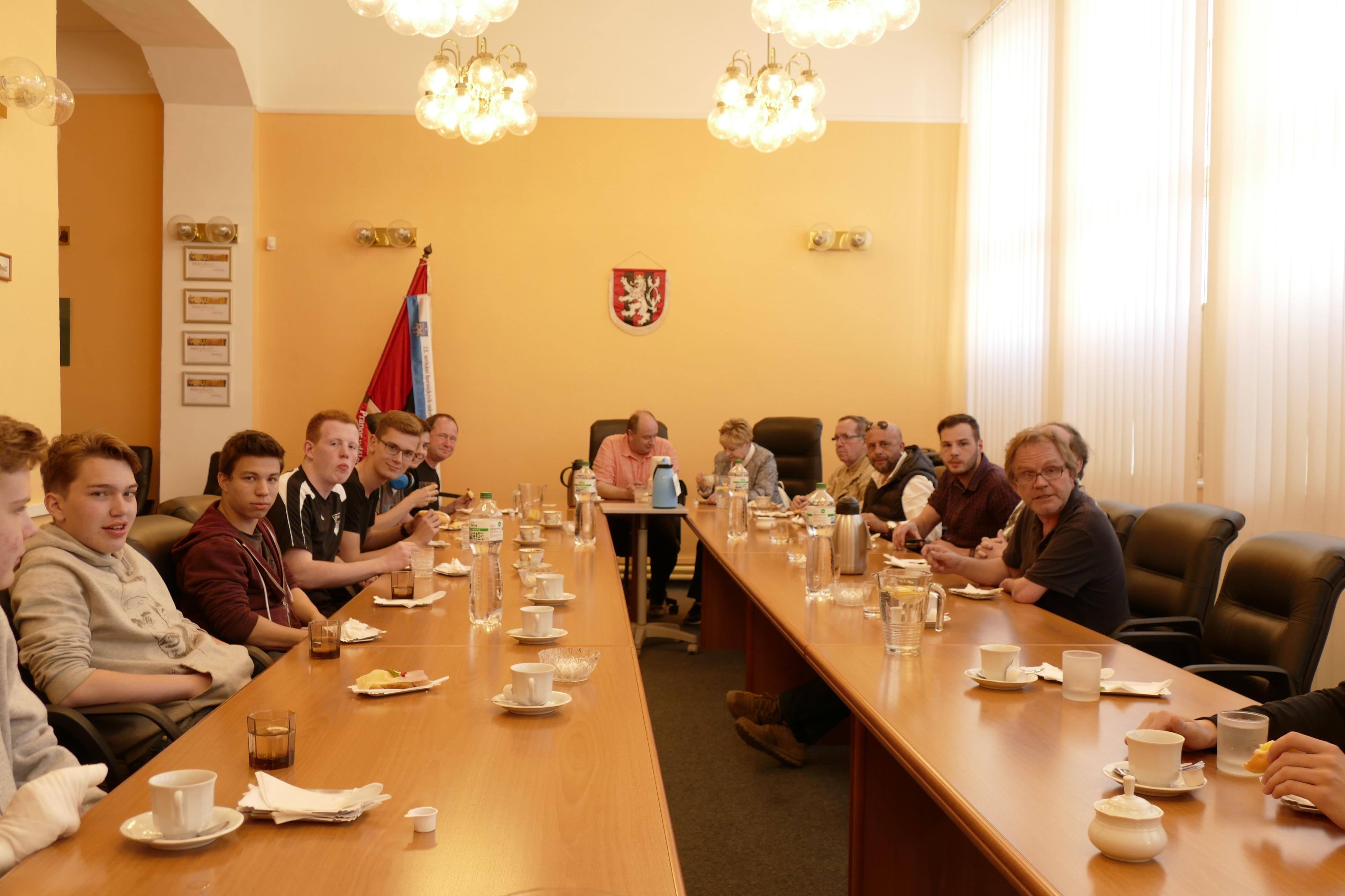 Bürgermeister Zbynek Simbera begrüßt die Delegation aus Miltenberg im Rathaus von Duchcov