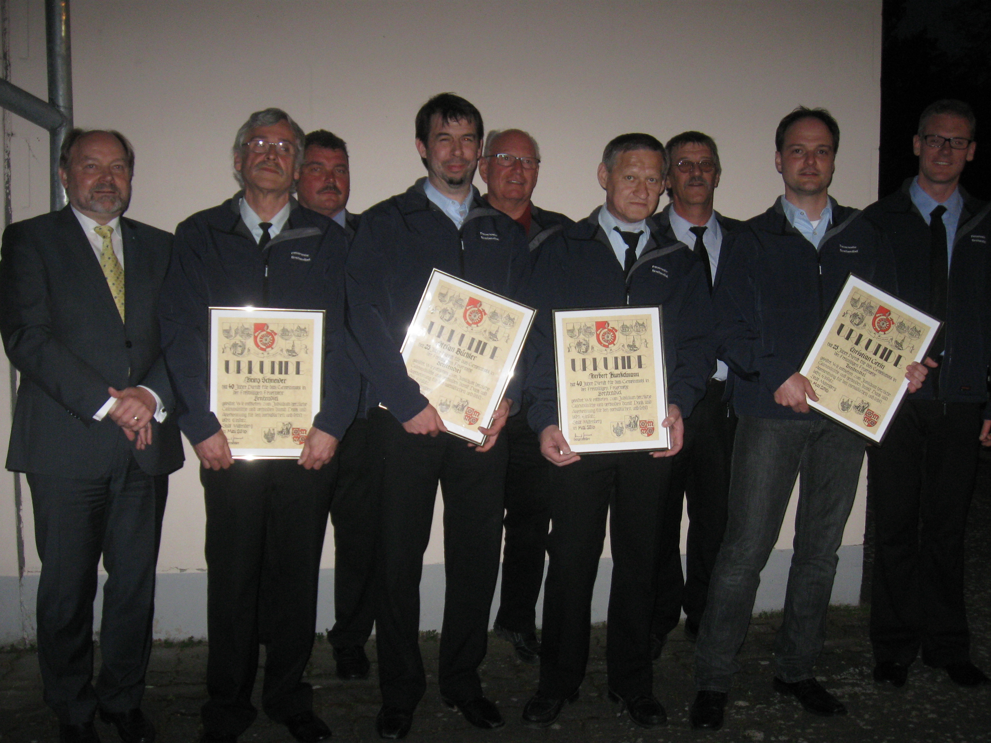 v.l.n.r.: 1. Bgm. Helmut Demel, Heinz Schneider, 2. Vors. Michael Grimm, Stefan Büchler, Josef Grimm, Herbert Kunkelmann, 1. Vors. Thomas Kunkelmann, Christian Grein, 1. Kdt. Benjamin Grimm. Es fehlen Andreas Genzler und Armin Scholl