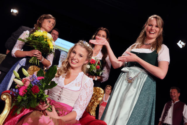 Die Bayerische-Bierkönigin 2016/2017Sabine-Anna-Ullrich mit ihrer Vorgängerin Marlene Speck