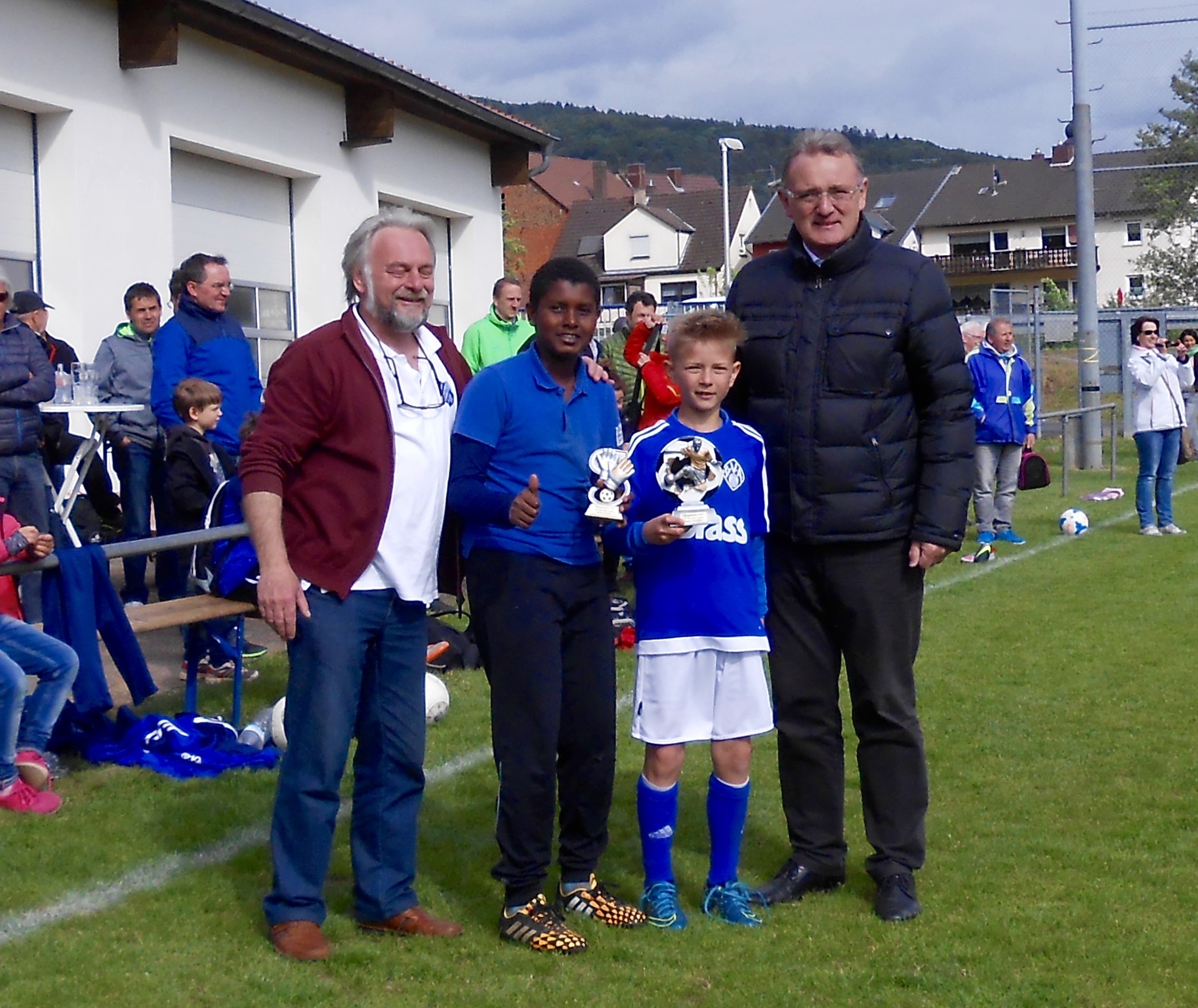 Finn Bathon/Viktoria Aschaffenburg-bester Torschütze und Ramon Sultan/SKV Mörfelden- bester Torwart. MdL Berthold Rüth und 1. Vorsitzender Georg Horlebein