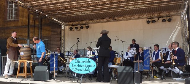 Bieranstich mit der "Odenwälder Trachtenkapelle Wenschdorf-Monbrunn"