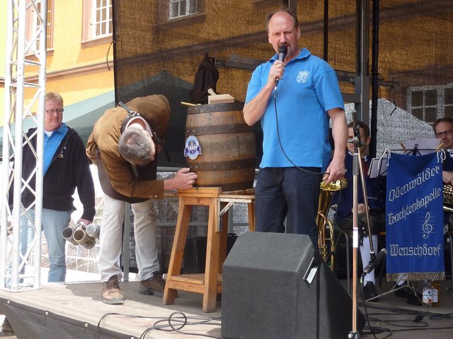 Bieranstich durch Bürgermeister Danninger und die Vorsitzenden Friedrich Schöffler und Thomas Bissert