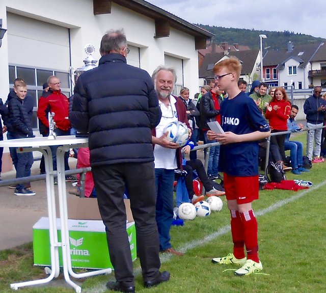 Siegerehrung: 1. Platz für den FC Hilchenbach