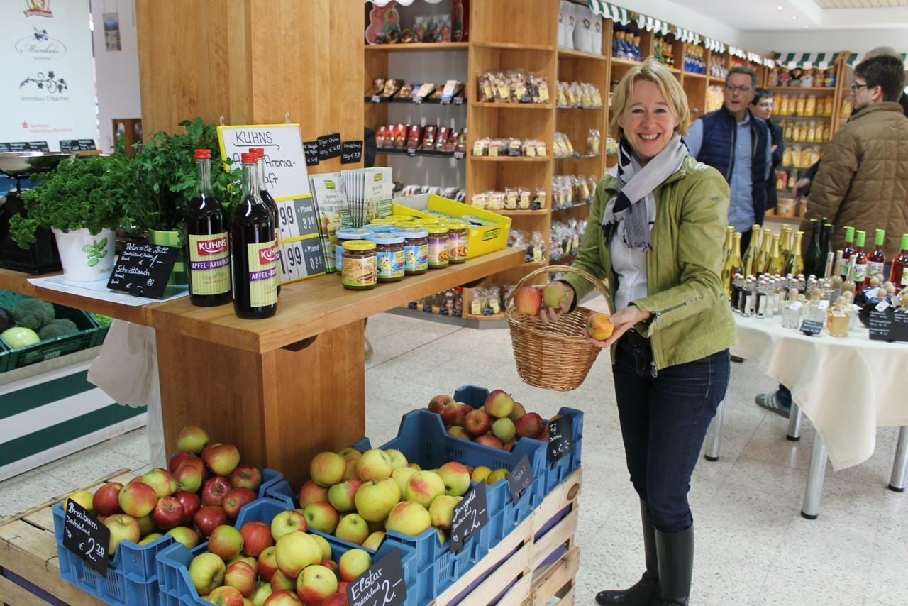 Martina Fehlner bei ihrem Einkauf im Regionalmarkt in Weilbach