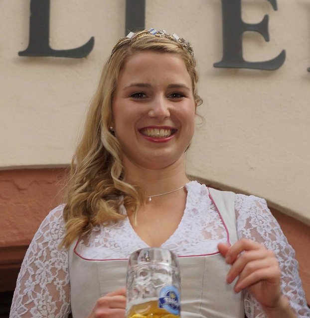 Spätestens im September 2016 zur Miltenberger Michaelismesse gibt es sicherlich ein Wiedersehen mit Bayerns Bierkönigin  - vielleicht im Gewinnerdirndl -  aber ganz sicher mit Krönchen: Sabine-Anna Ullrich freut sich sichtlich schon darauf!