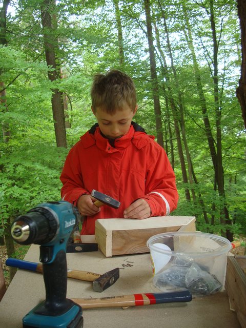 Arbeiten mit Werkzeug am Naturmaterial Holz. | Foto: Naturfreundejugend Hessen