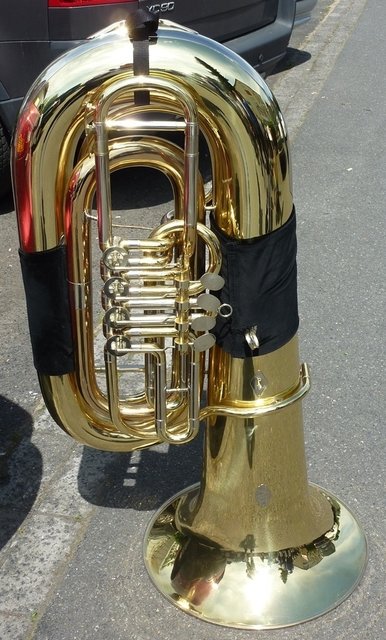 Tuba wartet auf den Einsatz  -  Blumenkorso Bienenmarkt Michelstadt 22. Mai 2016