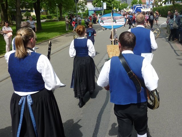 "Odenwälder Trachtenkapelle Wenschdorf-Monbrunn"  -  Blumenkorso Bienenmarkt Michelstadt 22. Mai 2016