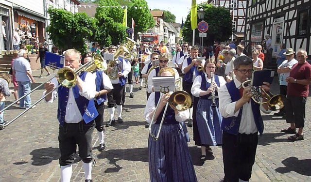 "Odenwälder Trachtenkapelle Wenschdorf-Monbrunn"  -  Blumenkorso Bienenmarkt Michelstadt 22. Mai 2016
