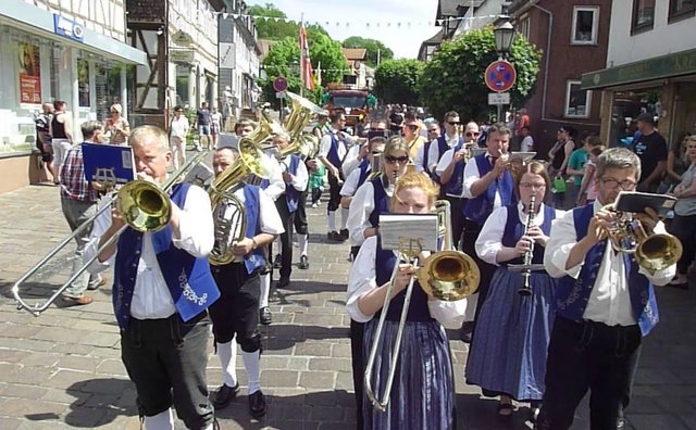 "Odenwälder Trachtenkapelle Wenschdorf-Monbrunn"  -  Blumenkorso Bienenmarkt Michelstadt 22. Mai 2016