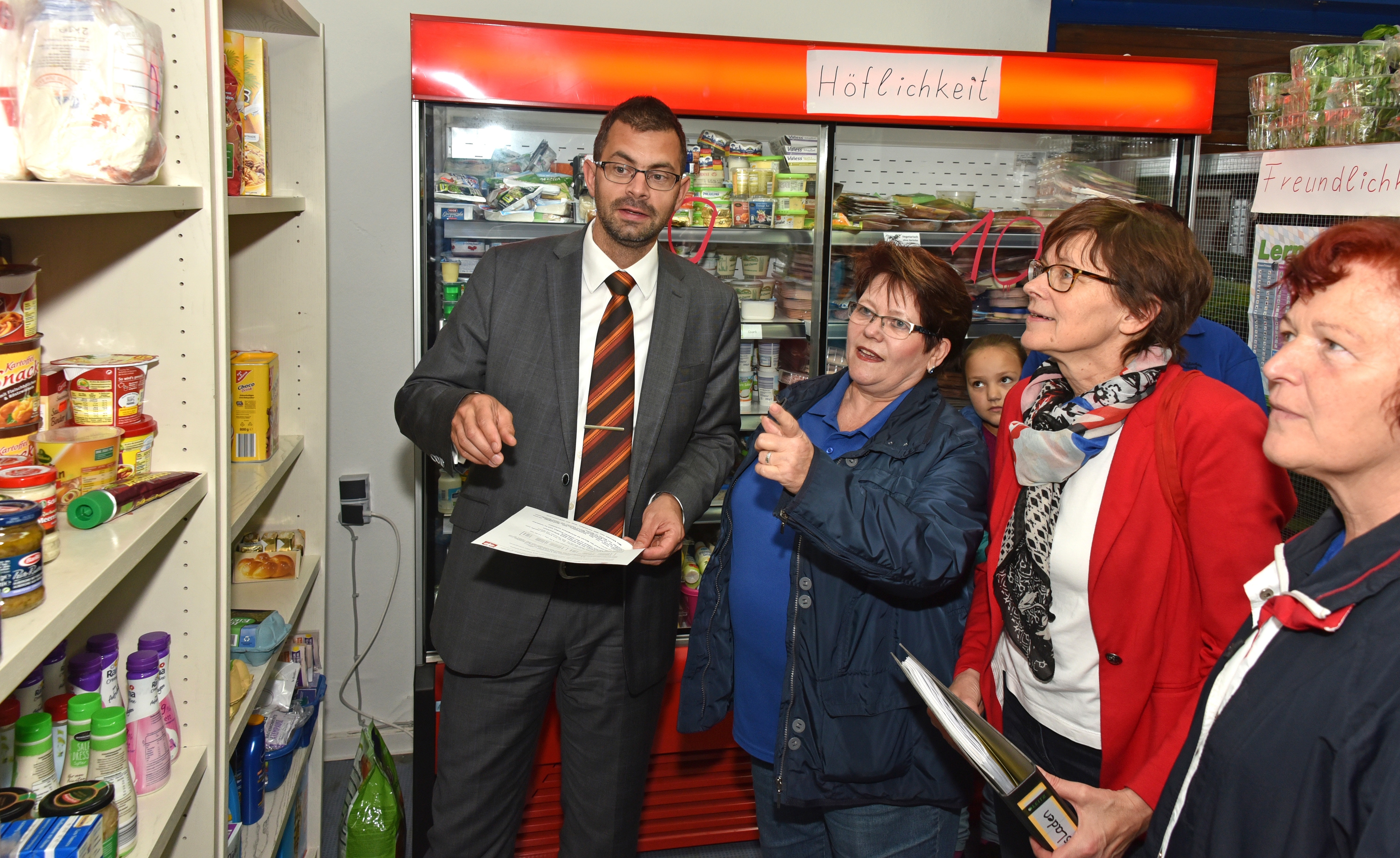 Landrat Jens Marco Scherf ließ sich von Susanne König, Renate Kirchgäßner und Monika Trützler (von links) die Arbeitsweise des Erlenbacher Martinsladens erklären.