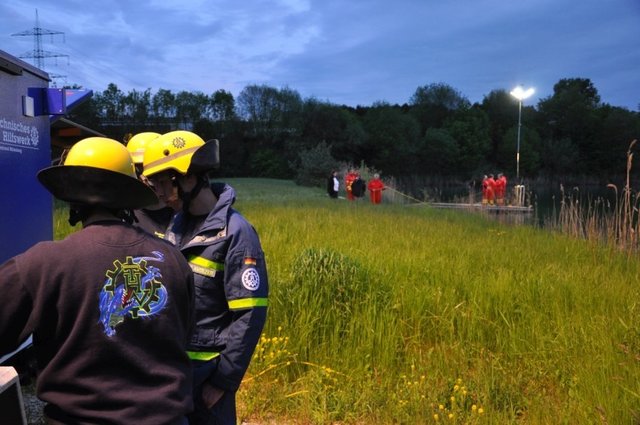 Die Nacht zum Tag machen - Licht am Stromerzeuger und auf der Tauchbasis.