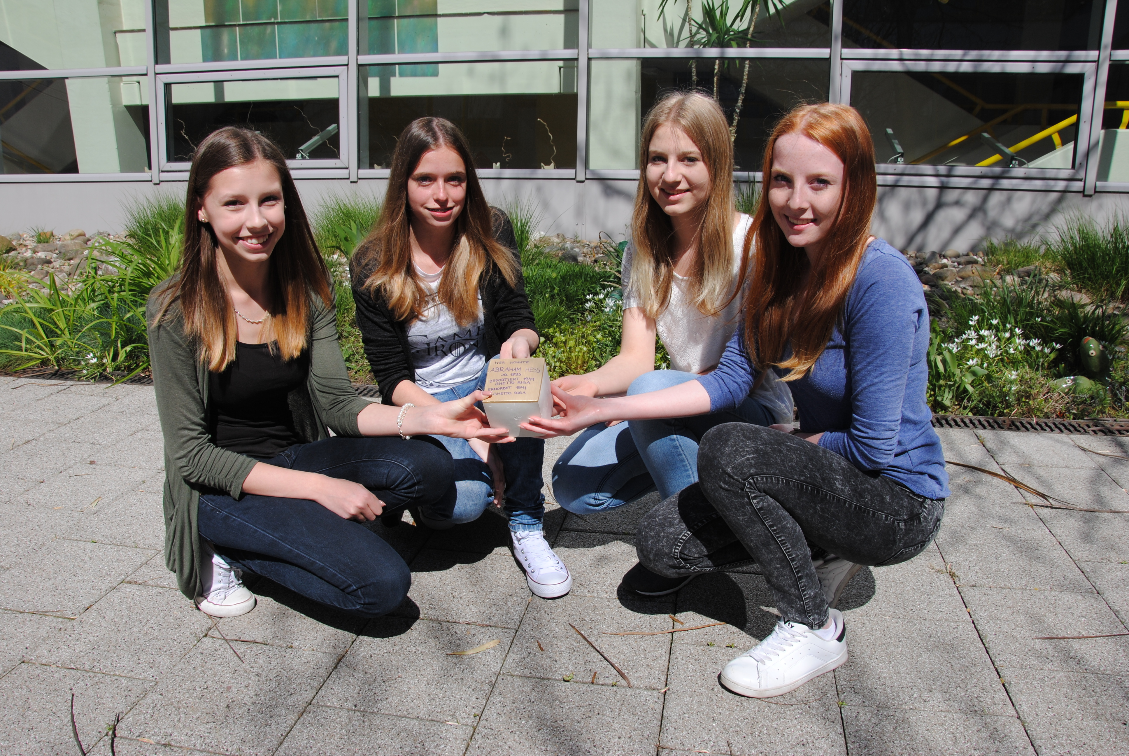 Madlen, Jennifer, Ronja und Lisa (von links) mit ihrem selbst gefertigten Stolperstein für Abraham Heß.